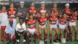 Charles (quarto em pé da esquerda para direita). Foi titular no penta do Flamengo em 92 do Brasileiro.
