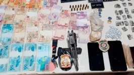 Dinheiro, arma e drogas foram encontrados na residência