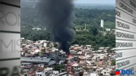 Vídeos gravados do alto de um edifício mostram as chamas e a fumaça produzida pelo incêndio.