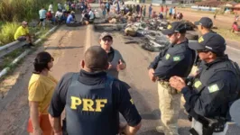 Moradores interditam rodovia em protesto.