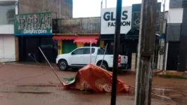 Chuva com granizo deixou várias casas e comércios destruídos