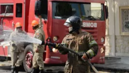 Bombeiros foram chamados na manhã deste sábado (10) para combater um incêndio.