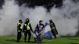 O momento de terror ocorreu em campo de futebol na Indonésia