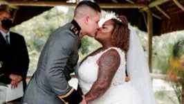O militar publicou uma foto do casamento dos dois, que aconteceu em janeiro deste ano, no Rio de Janeiro
