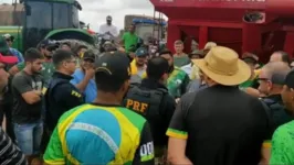 . O protesto é contra o resultado das eleições da Presidência da Republica declarado pelo Tribunal Superior Eleitoral (TSE) na noite deste domingo (30).