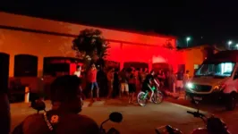 O corpo do idoso ficou estirado na calçada na noite desta segunda