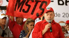 Presidente eleito, Luiz Inácio Lula da Silva (PT) com membros do MTST