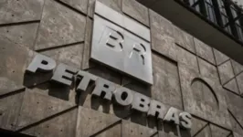 Petrobras -  ações caem mais de 4%