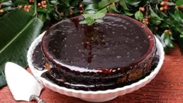 Bolo de açaí com cobertura de chocolate