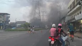 Via foi fechada após fogo ser ateado em pneus e outros materiais