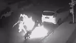 Momento da explosão impressiona. Por sorte, entregador não se queimou