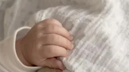 Mãe adormeceu sobre o filho durante a amamentação