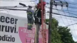 Trabalhador estava em um dos postes a serviço quando ocorreu o acidente