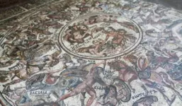 O mural que mede 120 m² é decorado com figuras da mitologia