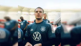 Neuer tem a missão de carregar nos ombros a experiência da Alemanha