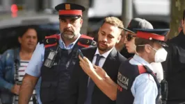 Neymar mostra estar tranquilo e atende aos fãs que estão próximos ao tribunal