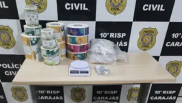 Materiais apreendidos para investigação de possível crime de venda de medicamentos