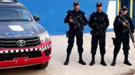 Polícia militar fez escolta na frente da escola após a divulgação da ameaça