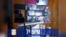 Foram encontradas 3,2 quilos de maconha, em tabletes, 246 comprimidos de ecstasy e 877 gramas de pasta base de cocaína