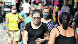 Algumas pessoas ainda saem às ruas protegidas por máscara, para evitar contaminação do vírus