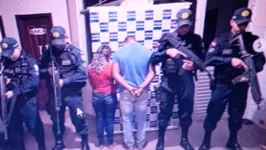 O casal foi preso conduzindo uma moto após policiais desconfiarem de atitude suspeita