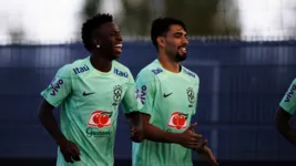 Vinícius e Paquetá sorrindo sem parar