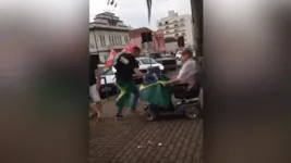 O idoso bolsonarista tentou várias vezes atropelar os eleitores do PT, mas sem sucesso.