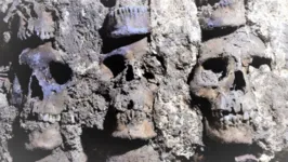 Arqueólogos descobrem torre asteca feita com crânios humanos