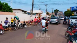 Movimentação começa a ficar intensa em frente a escola Anísio Teixeira no núcleo Cidade Nova