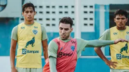 Thiago Ennes (centro) agora é oficialmente jogador do Paysandu