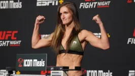 Imagem ilustrativa da notícia Vídeo: lutadora do UFC corta o cabelo e consegue bater peso
