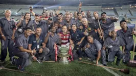 O jogador posou para fotos com profissionais de limpeza do Maracanã