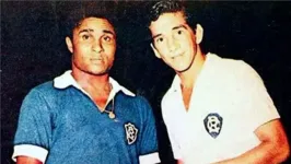 Ao lado do lendário craque português Eusébio (esquerda), Amoroso (direita), fez parte do épico jogo entre Remo e Benfica-POR, no ano de 1968, no estádio Baenão.