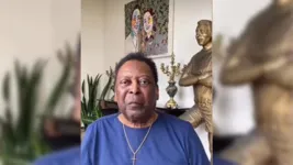 Com quadro de castanhalense em lugar de destaque, Pelé agradece mensagens de feliz aniversário.