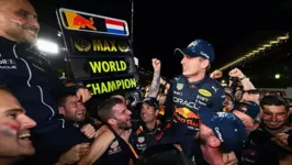 Verstappen comemora o bicampeonato com a equipe.