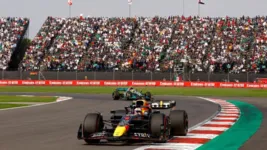Max Verstappen, seguido por Lewis Hamilton, durante o GP do México
