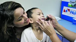 Vacinação segue nos postos de saúde até o dia 31. Marinalda aproveitou para imunizar o Tomás