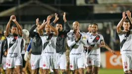 Jogadores saúdam a torcida, que mais uma vez esteve presente