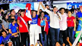 Helder Barbalho e a vice, Hana Ghassan, celebraram a vitória no 1º turno na presença de apoiadores em Belém