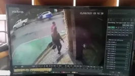 Homem é "engolido" por buraco. As cenas são impressionantes!