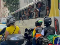 Bolsonaro foi saudado por apoiadores, mas também foi alvo de protestos ao longo do trajeto.