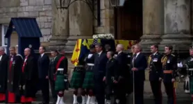 Imagem ilustrativa da notícia Veja ao vivo: cortejo da rainha Elizabeth chega ao palácio