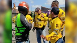 Imagem ilustrativa da notícia Vídeo: mototaxistas e motociclistas de app brigam na rua