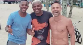 Dupla estava em uma praia