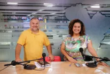 Professor Márcio Neco e a jornalista Haynna Hálex no registro após a gravação do podcast para série "Um Círio de Todos".