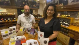 Jornalista Haynna Hálex e o chef e chocolatier Fábio Sicília durante a gravação do especial para o DOLPlay.