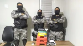 Policiais Militares apresentam as drogas apreendidas com o suspeito, em Parauapebas, no sudeste paraense.