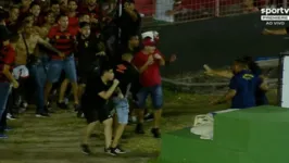 Torcida do Sport invadiu o gramado para pegar os jogadores do Vasco