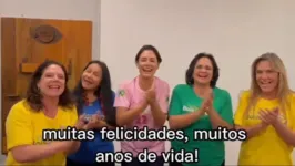 No vídeo está a ex-ministra e senadora eleita Damares Alves, a primeira dama Michelle Bolsonaro e outras apoiadoras.