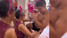 Uma Idosa ganhou uma festa surpresa com gogo boy ‘dotado’, passou mal e foi parar no hospital, durante a comemoração.